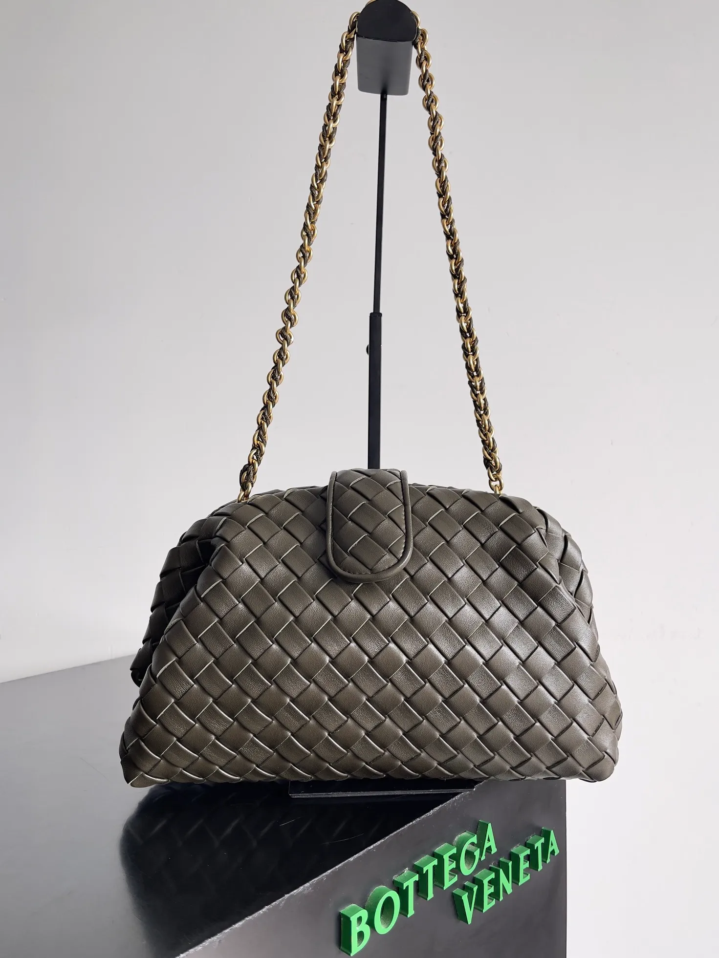 Batch 2260 BOTTEGA VENETA Lady's LAUREN CLUTCH Chain Clutch was inspired by 40 years ago. It is a perfect fusion of classic and modern bags. It is effortless and fashionable for any occasion and at any time. The newly added detachable metal chain allows people to have more ways to carry it. It is grand and elegant. Style No.: 785807 Size: 31.5*16.5*11cm